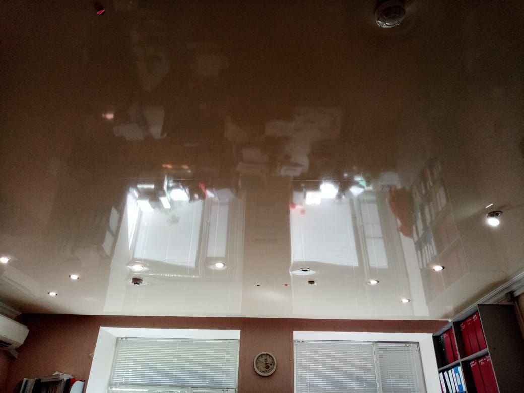 Натяжной потолок в офис с точечными светильниками